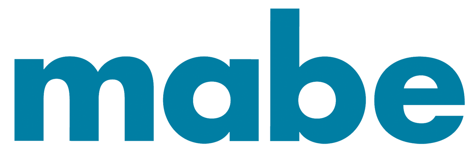 Técnico experto revisando un nevecón Mabe en una cocina en Medellín