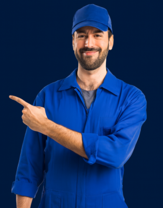 Técnico profesional reparando un nevecón moderno