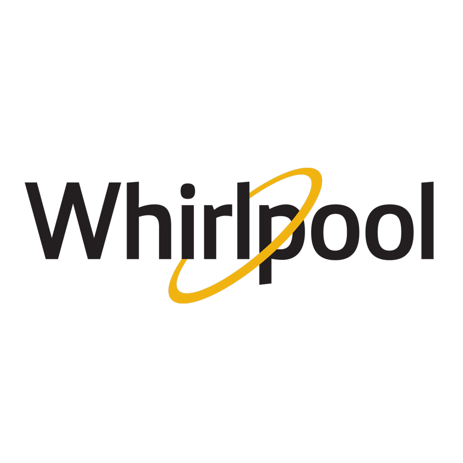 Técnico experto revisando un nevecón Whirlpool en una cocina en Medellín